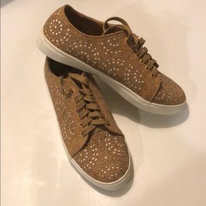Show dazzle tan tennis shoes